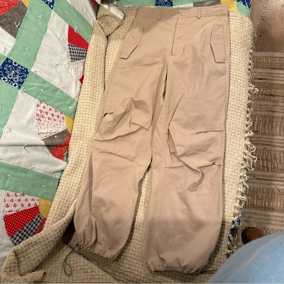 NWOT ZARA Women's Jogger Pants
Size small Beige Drawstring
Stretch Fabric - Picture 6 of 13